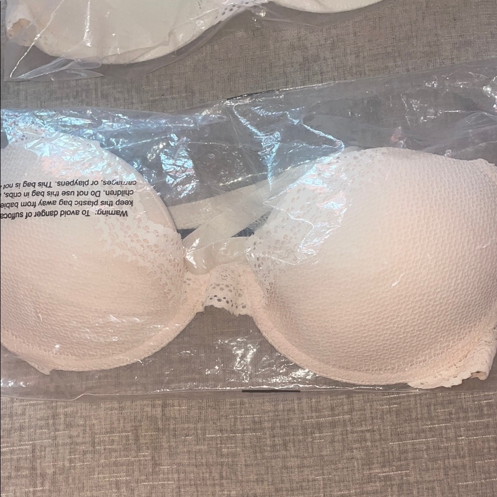 NWT Elegant Cream Lace Bra